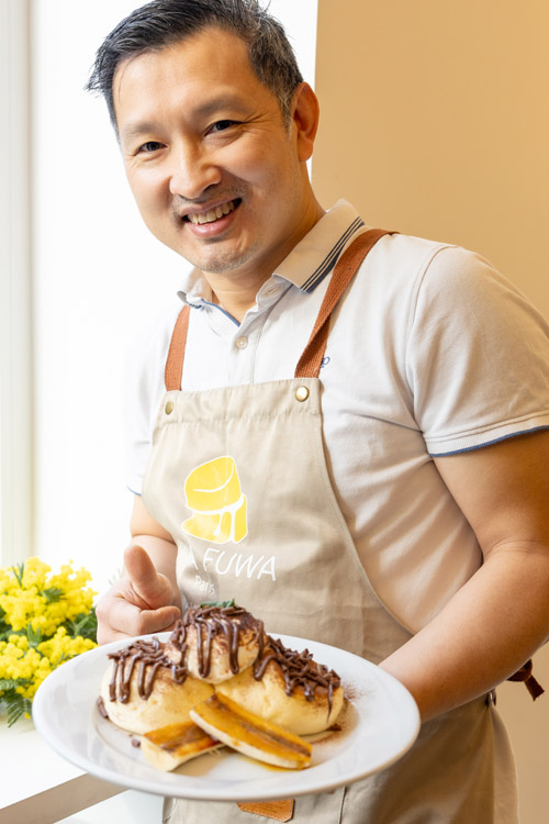 Le chef pâtissier de Fuwa Fuwa présentant un pancake soufflé