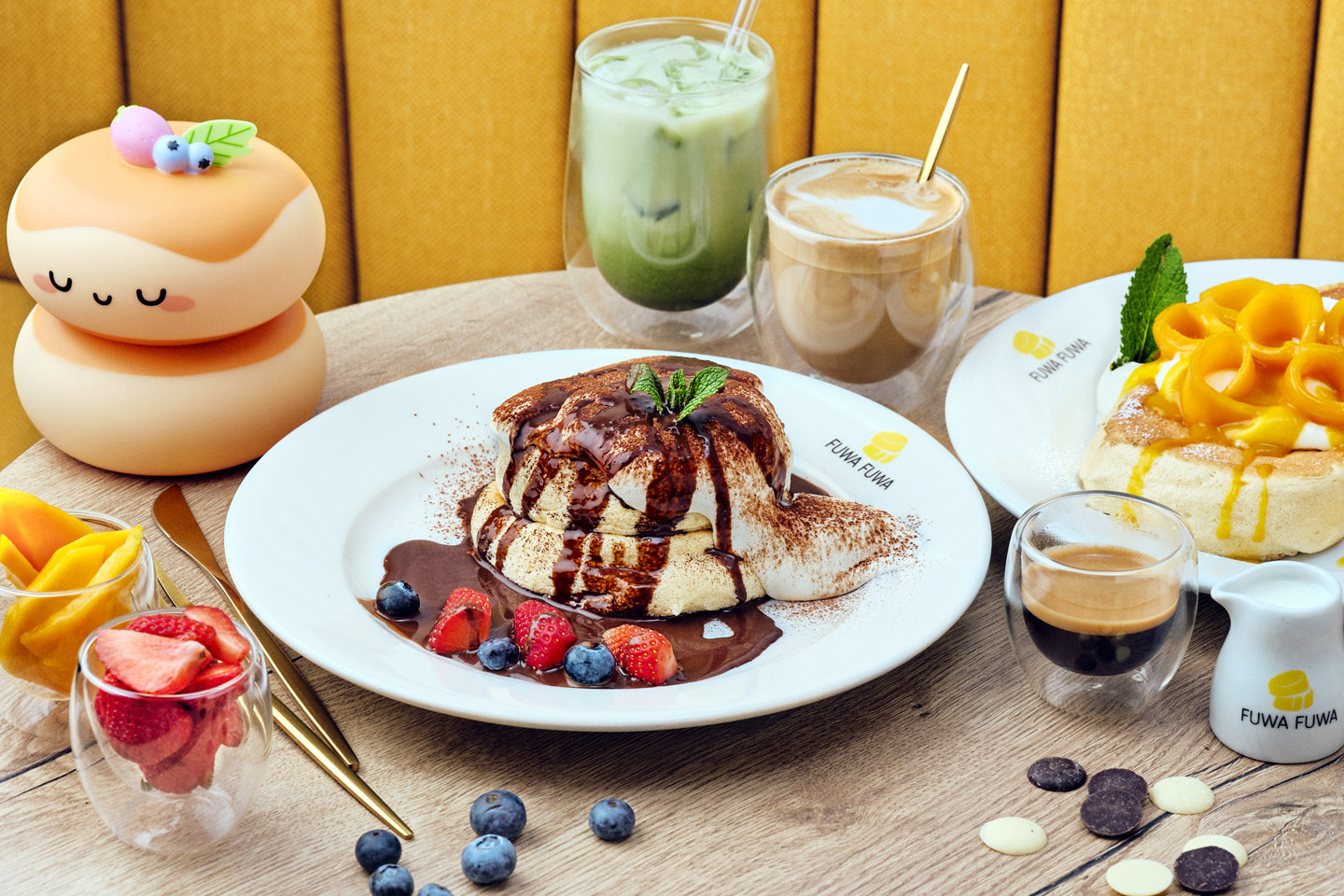 Pancake soufflé Fuwa Fuwa nappé de chocolat, servi avec fruits rouges et boissons